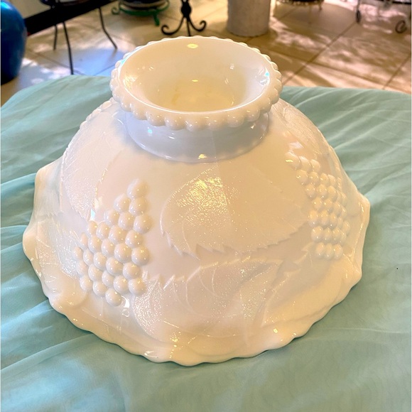 MILK GLASS GRAPES FRUIT BOWL - Picture 4 of 6